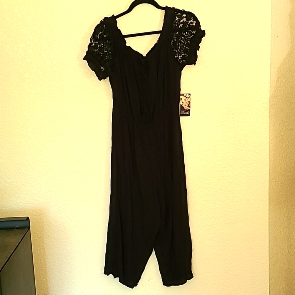 NWT Hint of Blush black gauze cropped jumpsuit/lace sleeves, size L
